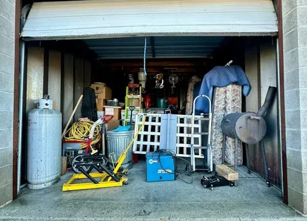 Garage and basement cleanout service in Corinth